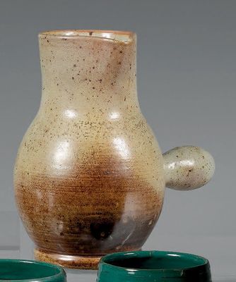 deux bols et un vase posés sur une table