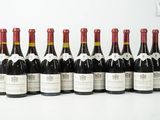 un groupe de bouteilles de vin posées sur une table