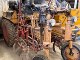 un tracteur garé dans un garage