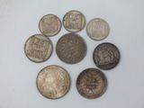 six types de pièces différents sur une surface blanche