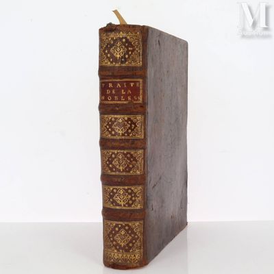 un livre posé sur une table