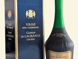 des bouteilles de vin et une boîte posées sur une surface blanche