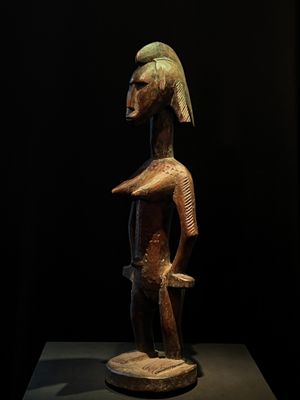 une image représentant une statue en bois d'un homme portant un casque