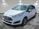 la ford fiesta blanche est garée dans une pièce au sol à carreaux