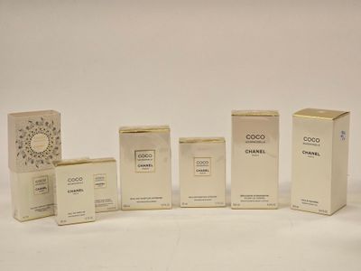 Plusieurs types de parfums sont alignés sur une surface blanche