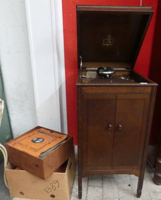 un petit meuble en bois sur lequel est posé un tourne-disque