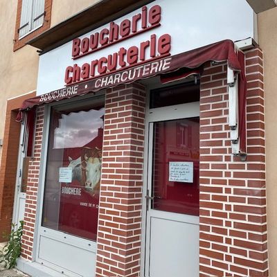 un bâtiment en briques rouges surmonté d'un auvent rouge