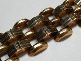 un gros plan sur un bracelet en métal doré