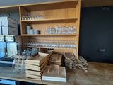 de nombreux verres sur les étagères de la cuisine