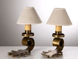 une paire de lampes de table vintage en laiton, chacune munie d'un abat-jour