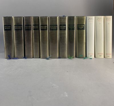 plusieurs livres sont alignés sur une table