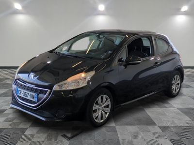 la photo d'une voiture noire garée dans un garage