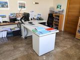 un bureau blanc avec un ordinateur dans une pièce