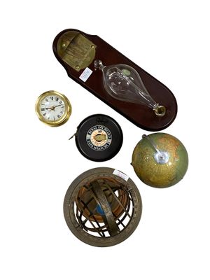 trois types d'horloges différents et un étui sur fond blanc