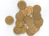 une pile de pièces d'or sur une surface blanche