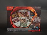 La boîte contient une collection de cartes Pokémon posées sur un fond noir.