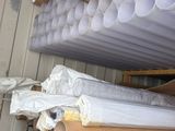 de nombreux rouleaux de papier toilette posés sur une étagère dans une pièce