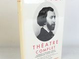 un vieux livre avec la photo d'un homme en costume