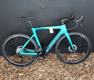 un gros plan d'un vélo bleu garé contre un mur