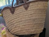un panier en osier posé sur une table