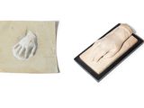 une image représentant un timbre sur lequel figure une main, à côté d'une feuille de papier