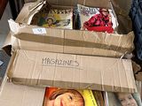 Des cartons de magazines sont empilés les uns sur les autres par terre