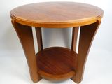 une image représentant une table en bois avec un plateau circulaire