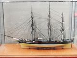 une maquette de bateau dans une vitrine