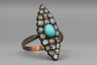 Gros plan sur une bague ornée d'une turquoise