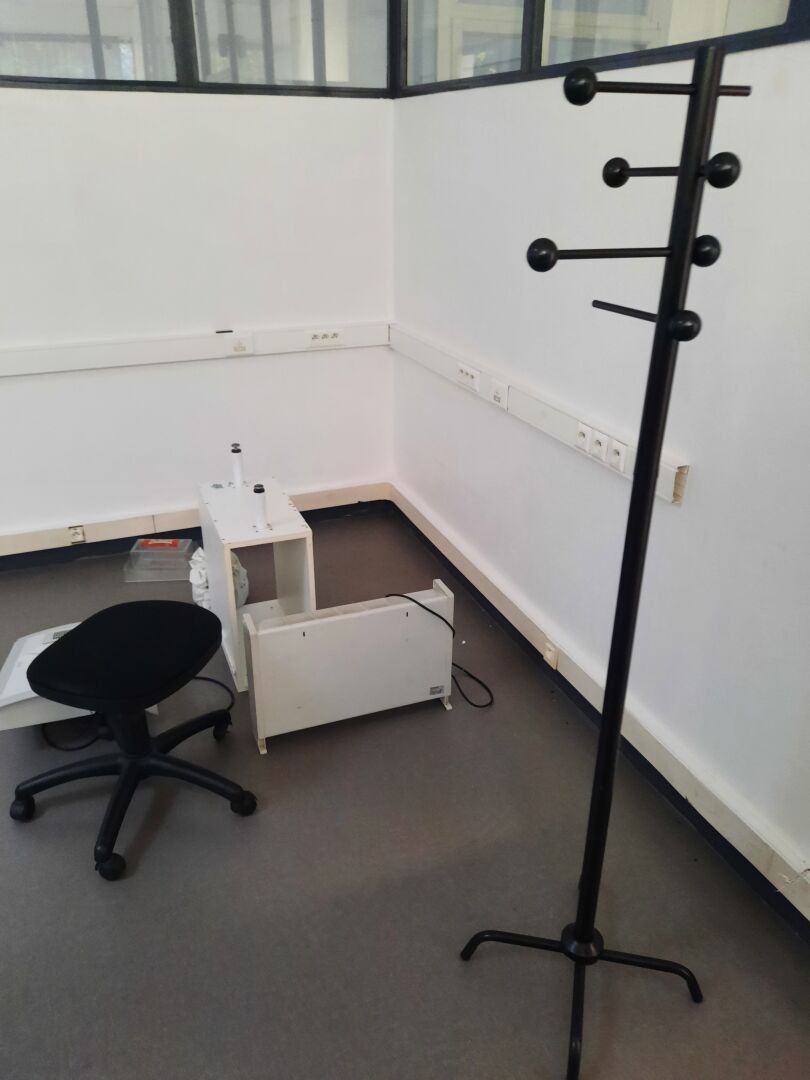2 tabourets mobiles, table (60 x 120 cm), table trapézoïdale…