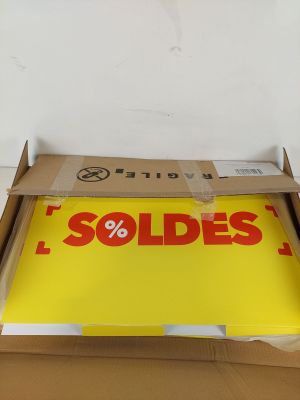 une boîte en carton sur laquelle est collée une affiche « Soldes »