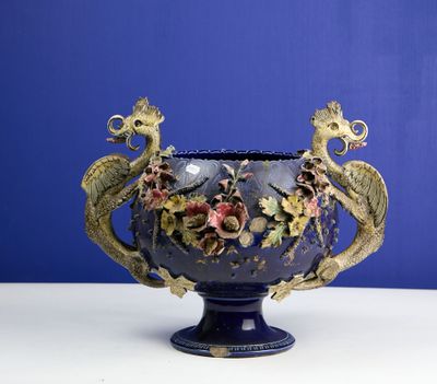 Cache-pot à 2 anses en barbotine à décor de dragons Vers 190…