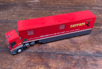 un camion miniature posé sur une table en bois
