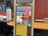 un miroir posé sur une table dans une pièce