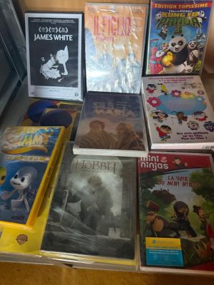 de nombreux livres pour enfants exposés dans une bibliothèque