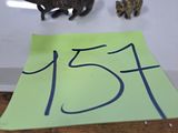 deux figurines d'animaux posées sur une table, à côté d'un panneau