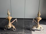 paire de bougeoirs anciens en fonte, montés sur des socles en fonte