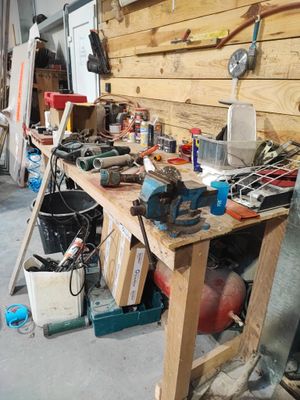 un établi avec des outils dans un garage