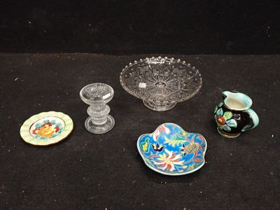 de nombreux objets en verre posés sur une table noire