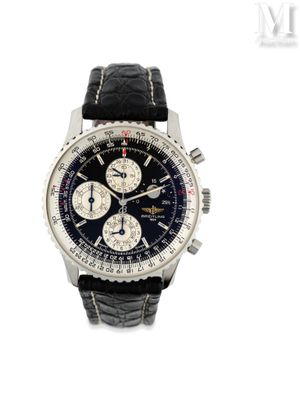 La montre est noire et argentée, avec un bracelet en cuir noir.