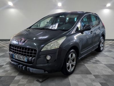 la photo d'une voiture grise garée dans un garage