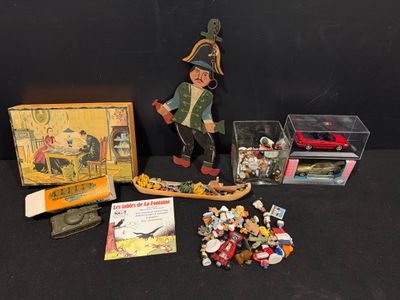 un petit jouet posé à côté d'une boîte de Lego