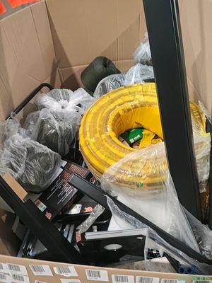 une boîte en carton remplie d'articles assortis dans un magasin