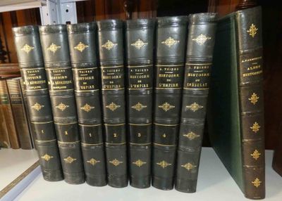de nombreux livres qui sont rangés sur une étagère dans une bibliothèque