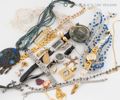 beaucoup de bijoux posés sur la table