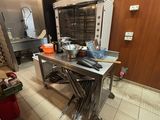 une cuisine avec une cuisinière et une table sur laquelle se trouve une casserole