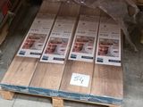 un tas de bois posé sur une palette dans un entrepôt