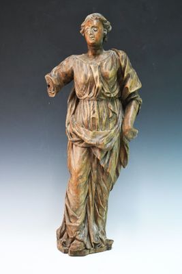 statue en bronze d'une femme tenant un oiseau dans sa main
