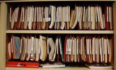 une bibliothèque remplie de nombreux livres et documents