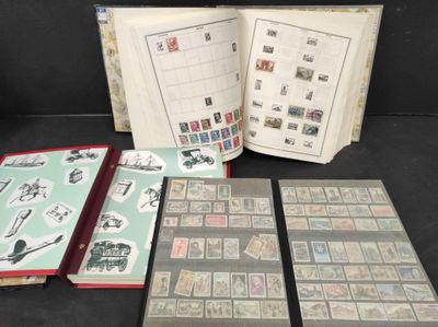 Plusieurs types de timbres différents se trouvent dans un album posé sur une table